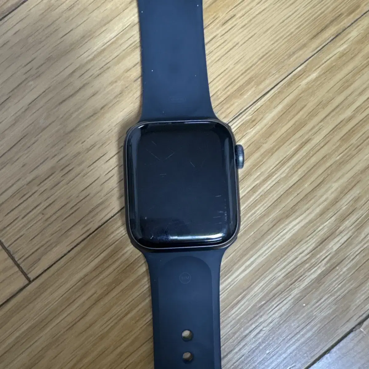 Apple Watch SE Space Gray color