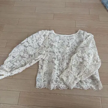 아이보리 꽃무늬 자수 레이스 블라우스