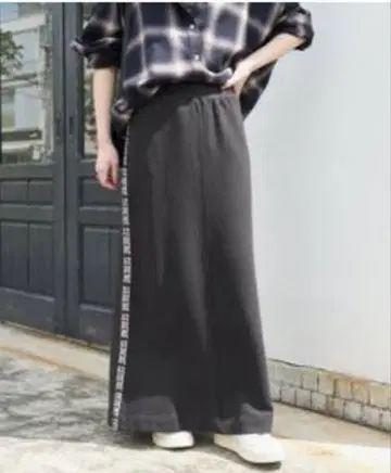 저널 스탠다드 쭈리 로고 라인 스커트 블랙 새상품급