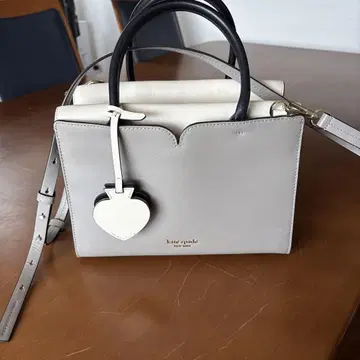 kate spade 그레이 하트 참 핸드백