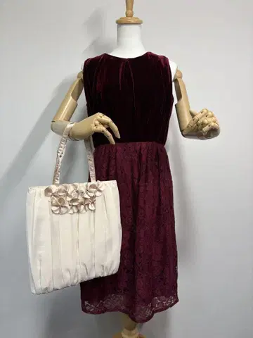 와인 레드 드레스와 아이보리 토트백
