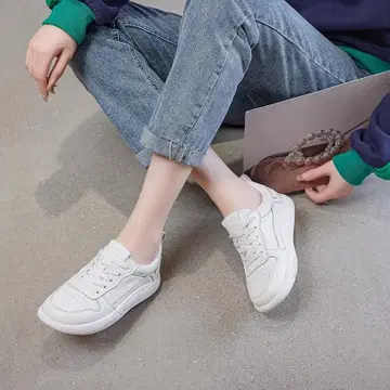 화이트 스니커즈 심플한 디자인