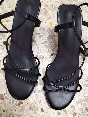 블랙 스트랩 샌들