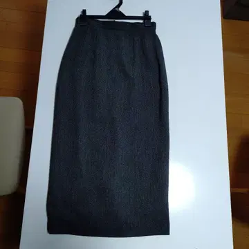 다크 그레이 타이트 스커트 슬릿