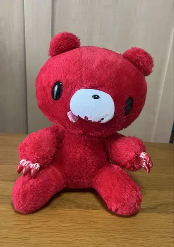 그루미. 레드 곰 봉제 인형 빨간색 혀를 내밀고