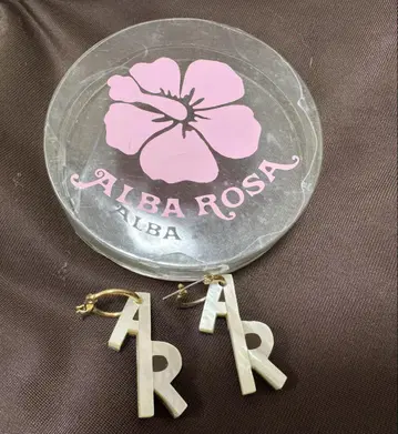 알바 로사 ALBA ROSA 귀걸이(AR 모티브) 쉘 우드풍