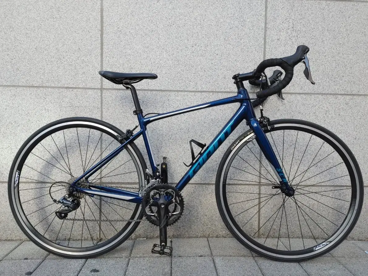 Well-maintained 2021 Giant SCR2 entry-level road bike, size S.