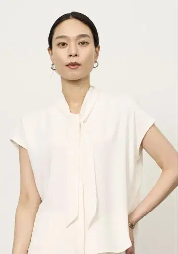 소주 새틴 숏 슬리브 보타이 블라우스