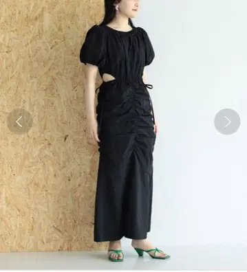 레이빔즈 컷 아웃 개더 원피스 블랙