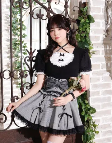 노에미 백 레이스업 초커 넥 컷 티셔츠
