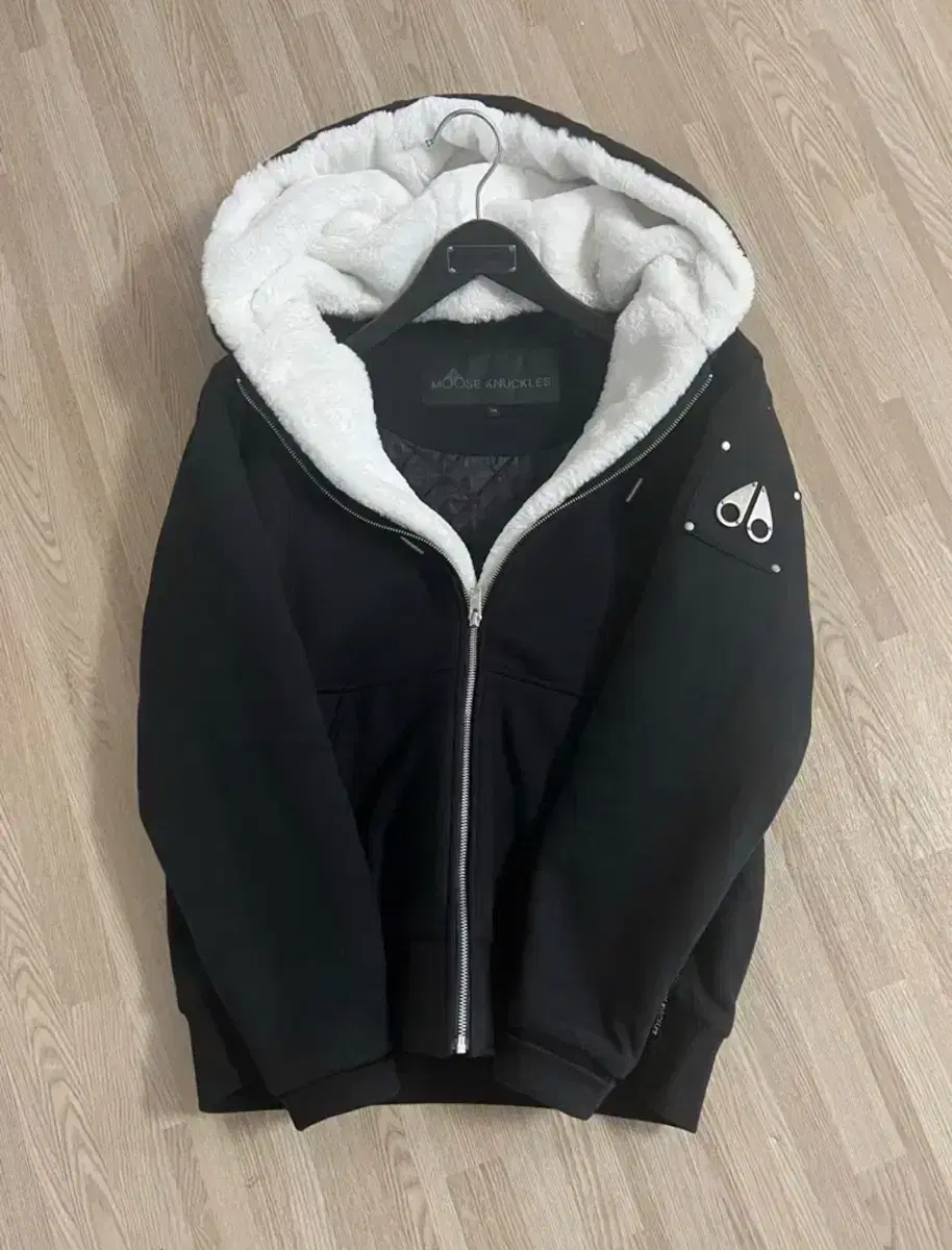 무스너클 버니스웨터