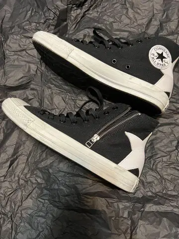 CONVERSE 블랙 하이컷 스니커즈