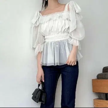 택 포함 새상품 dazzlin 페플럼 튤 리본 2way 쉬폰 블라우스