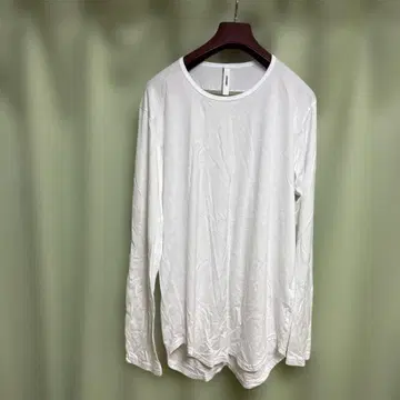 ATTACHMENT 화이트 긴팔 티셔츠