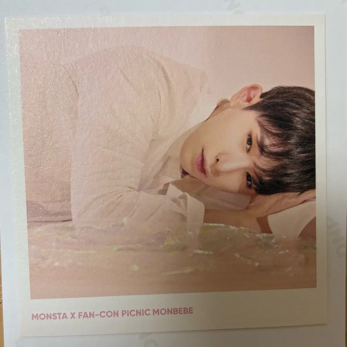 Wonho fan con Polaroid poca