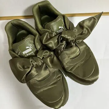 PUMA by Rihanna FENTY 새틴 리본 스니커즈 카키