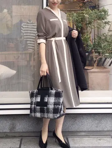 새상품급 LOUNGEDRESS 배색 파이핑 원피스 베이지 카키