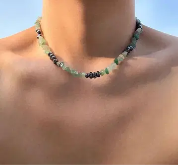 그린 스톤과 블랙 비즈 목걸이