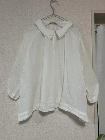 사만사 모스모스 화이트 카라 부착 긴팔 셔츠