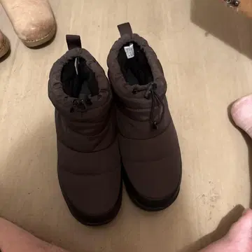 다크 브라운 다운 스타일 부츠