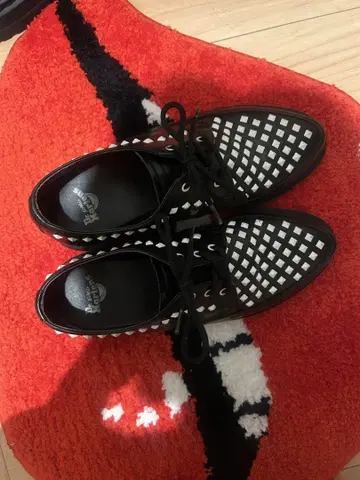 Dr.Martens 체크 무늬 레이스업 슈즈