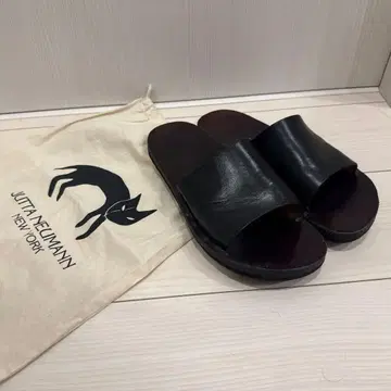 Jutta Neumann 블랙 가죽 샌들 시모네