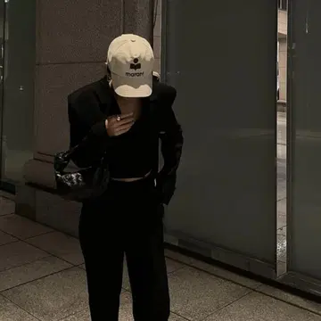 마란트 블랙 야구 모자 로고