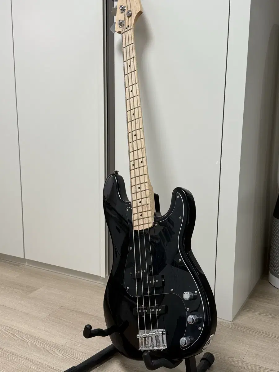 Squier Affinity Precision Bass + Stand + Soft Bag + Guitar Jack + New Bass Strings