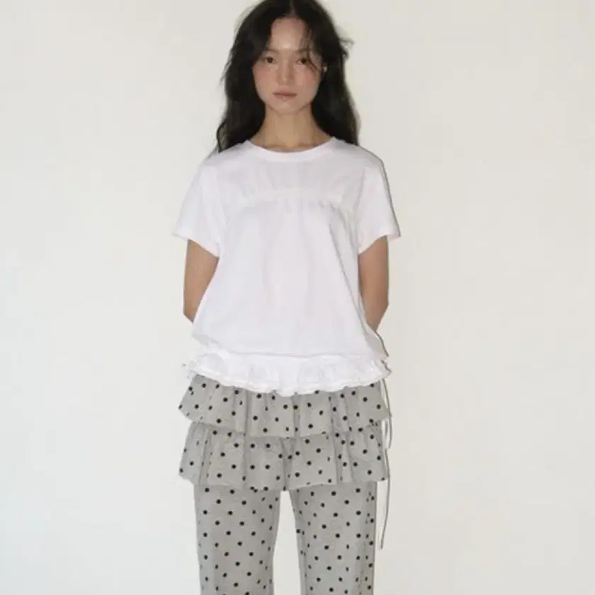★2025SS新作★RONRON★FRILL SHIRRING SHORT SLEEVE T SHIRT RONRON FRILL SHIRRING SHORT SLEEVE T SHIRT WHITE – SeoulSeoul