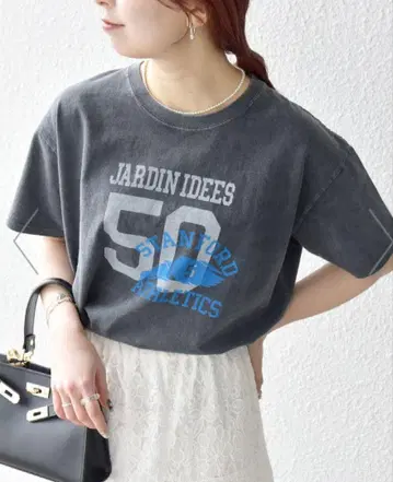 KNiTS: <>라운드 헴 프린트 숏 티셔츠. 차콜