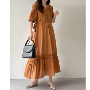 미사용 새상품 emi+ 메쉬 뜨개질 절개 V 넥 프릴 티어드 원피스