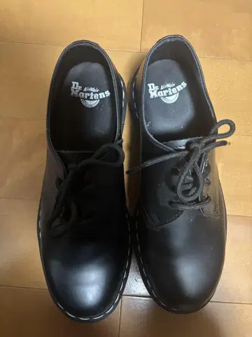 Dr. Martens 블랙 레이스업 슈즈 EU41 UK7 사이즈