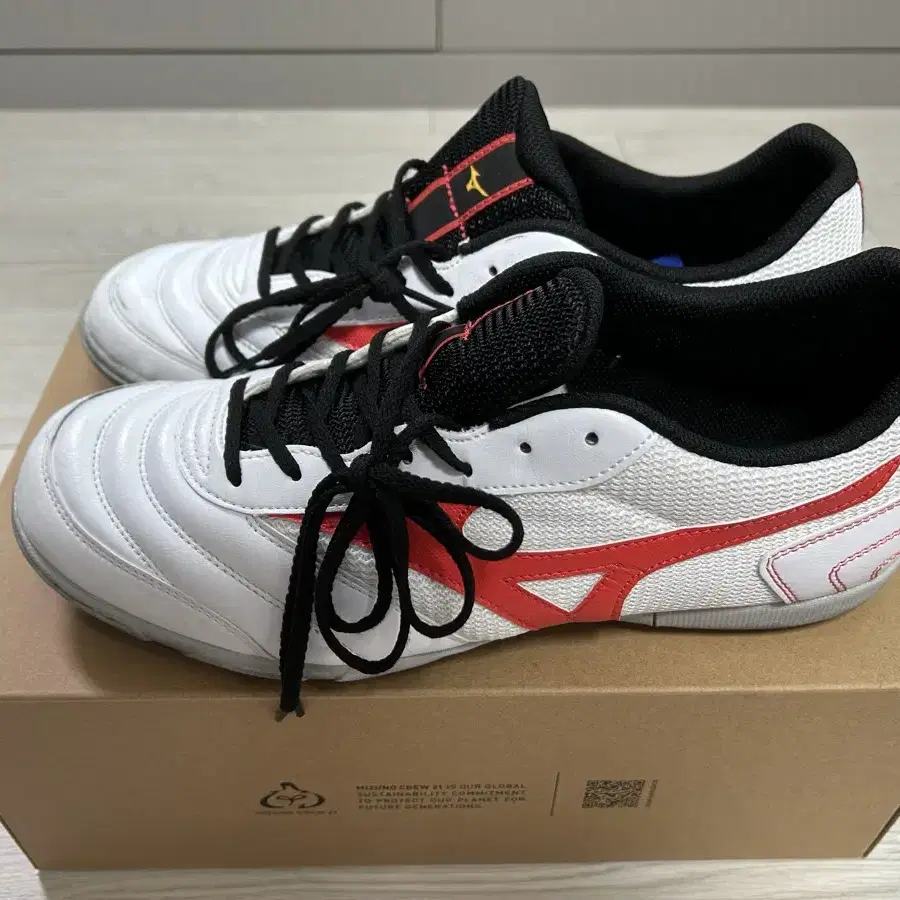 シューズ・サンダルその他 MIZUNO Public Morelia Sala Club TF White Red Q1GB240391 MORELIA SALA CLASSIC IN - White | Futsal shoes | Mizuno Europe