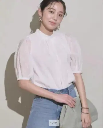 JUSGLITTY 플라워 자수 화이트 반팔 블라우스