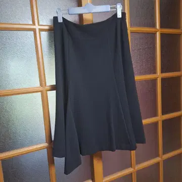 DAMA 블랙 플레어 스커트 무릎 기장 비대칭