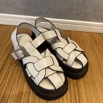 HARE 샤크 밑창 구르카 샌들 아이보리 화이트 샌들 통굽