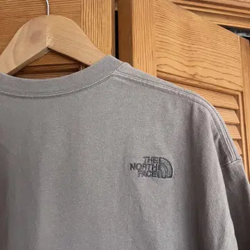 THE NORTH FACE 자수 로고 반팔 티셔츠 M