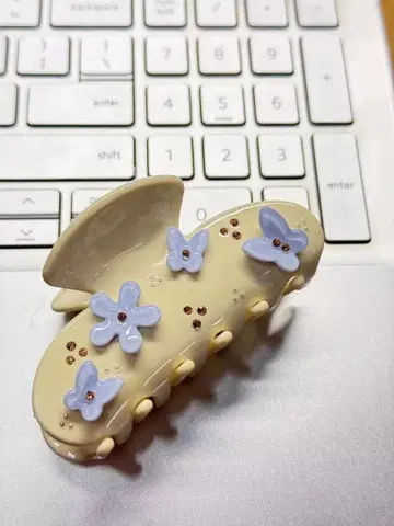 크림색 나비 모양 헤어 클립