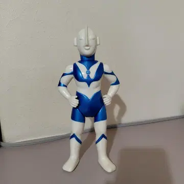 울트라맨 피규어 파랑과 화이트 SAN JAPAN