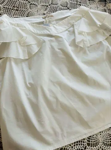 에프데 미사용 오프숄더 프릴 블라우스 화이트