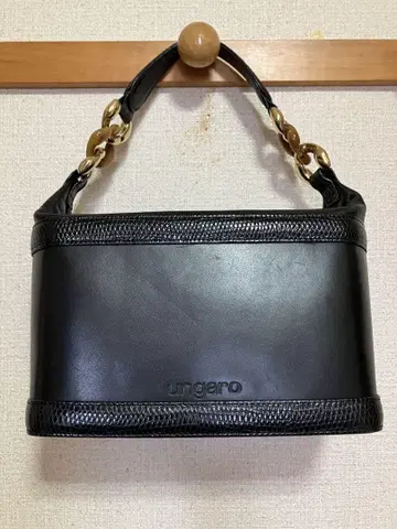 ungaro 웅가로 천연 가죽 스퀘어 베니티 핸드백 블랙