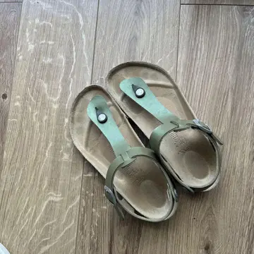 BIRKENSTOCK 올리브 플립플랍 37