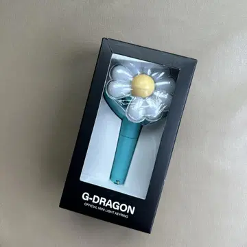 G-DRAGON 지용 미니 라이트 키링 점등 확인을 위해 개봉했습니다.