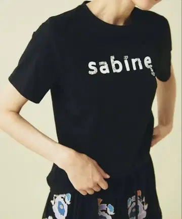 그레이스 콘티넨탈 로고 자수 비쥬 티셔츠