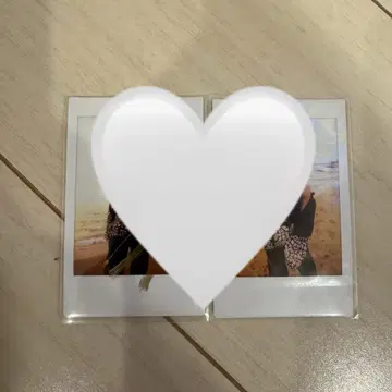 친필 사인 포함, 새로 촬영한 폴라로이드 2장 세트