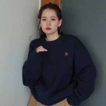 엠블럼이 있는 유니섹스 오버 니트 TINA:JOJUN