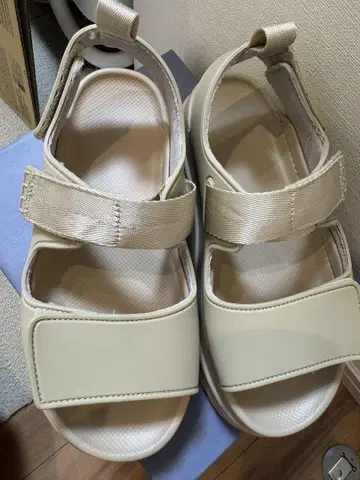 베이지 통굽 벨크로 샌들