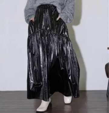 THE YOn 메탈릭 개더 플레어 스커트 블랙