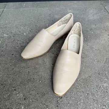 히메 메탈 라인 소프트 가죽 플랫 펌프스 베이지