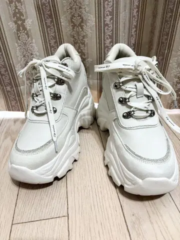 로고 슈레이스 볼륨 밑창 스니커즈 통굽